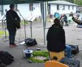 Bild: Kunz
Auch wenn sich das Interesse bei den Bewohnern im Rahmen hielt: Die Unterstützer der Obdachlosensiedlung Schustermooslohe genossen das Konzert.