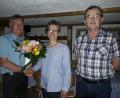 Bild: Jagdgenossenschaft Reuth b. Erb./exb
Zweiter Vorsitzender Johann Neugirg (links) und Kassier Adolf Windschigl (rechts) verabschiedeten Marion Höcht aus ihrem Amt als Schriftführerin der Jagdgenossenschaft Reuth bei Erbendorf.