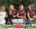 Bild: Sabrina Hiltl/exb
Die Festdamen aus Brudersdorf bereiten die „Weinfeste dahoam“ vor.