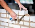 Archivbild: Hauke-Christian Dittrich/dpa
Im Baugewerbe werden Mitarbeiter gesucht. Die Agentur für Arbeit Schwandorf meldet 210 offene Stellen.