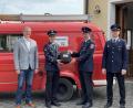 Bild: ga
Andreas Süß (Zweiter von rechts) übergab im Beisein von Bürgermeister Franz Grabinger (links) und Vorsitzendem Markus Scheuerer (rechts) einen Defibrillator an Kommandant Florian Aumeier (Zweiter von links).