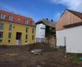Bild: fla
Bei den Außenanlagen des Anwesens Marktplatz 13 (Ansicht von der Hauergasse aus) muss der Plan geändert werden. Bei den Abbrucharbeiten wurden die Fundamente einer Garage (rechts im Bild) freigelegt. In diesem Bereich muss das Bodenniveau angehoben werden.