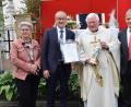 Bild: bö
Das Wirken von Pfarrer Gottfried Schubach würdigt die Marktgemeinde Rieden bei seiner Verabschiedung mit der Ernennung zum Ehrenbürger (von links): die Vilshofener Pfarrgemeinderatssprecherin Veronika Edenharter, Bürgermeister Erwin Geitner, der scheidende Pfarrer Gottfried Schubach und der Riedener Pfarrgemeinderatssprecher Josef Weinfurtner. Die Vereine und die Pfarreien schenken eine Madonna, die der Riedener Künstler Johannes Zeindl geschaffen hat.