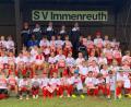 Bild: mez
Über 60 Kinder nahmen bei strahlendem Sonnenschein aus Immenreuth und den Nachbarvereinen am dreitägigen Fußballcamp des Sportvereins teil, das dieser zusammen mit dem SSV Jahn Regensburg durchführte. Vorsitzender Jürgen Lautner (links) musste das Versprechen abgeben, das Fußballcamp zu wiederholen.