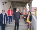 Bild: fvo
1000 Euro übergibt eine Abordnung des KDFB Waldthurn mit Agnes Härtl, Gabi Holfelner, Lisa Käs und Vorsitzende Sieglinde Zielbauer (von links) an Pfarrer Norbert Götz
