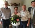 Bild: Eichl
Wilma und Baldi Witzl feiern Goldene Hochzeit; Pfarrer Max Früchtl (rechts) und Bürgermeister Robert Lindner (links) gratulieren.