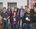 Bild: mmj
Hubert Flöttl, Marianne Hanamann und Sandro Petschler (vorne von links) konnten von den Organisatoren des Straßenfestes im Wacholderweg jeweils 300 Euro für ihren Verein in Empfang nehmen.