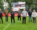 Bild: ow
Die neue Anzeigetafel (im Hintergrund) zeigt den aktuellen Spielstand und die Spieldauer an. Den Rahmen bilden die Namen der Sponsoren, die sie finanziert haben. Darüber freut sich Bürgermeister Wolfgang Haberberger mit den Sponsoren.
