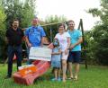 Bild: mvs
Elmar und Daniel Maierhofer (von links) überreichen einen symbolischen Scheck von 3000 Euro an Familie Ederer aus Burglengenfeld. „Diese Familie hat weit mehr geleistet, als es eine Pflegefamilie ohnehin schon muss. Sie dabei zu unterstützen ist uns wichtig,“ so die Vorsitzenden des Vereins 9.9 Schwarzachtal.