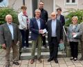 Bild: cro
Pater Dariusz Sztuk (Vierter von rechts) kommt nächstes Jahr wieder. Als Zeichen der Verbundenheit, auch zum Heimatkloster Lád in Polen, erhielt Pater Dariusz für seine segensreiche Arbeit in seiner dreiwöchigen Urlaubsvertretung Spenden von der Frauenbund Vorsitzenden Sonja Sczech (Zweite von links), vom Vorsitzenden der KAB Franz Völkl (rechts) und vom Kirchenpfleger Josef Völkl (Dritter von links).
