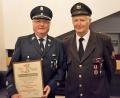 Bild: wlr
Feuerwehr-Ehrenkommandant Franz Smola ist stolz darüber, die seltene Auszeichnung der Südtiroler Feuerwehr bekommen zu haben. Mit ihm freute sich auch Smolas Algunder "Gegenstück" und Wegbegleiter über sehr viele Jahre, der Ehrenkommandant der Algunder Feuerwehr Otto Waibl.