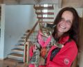 Bild: Privat/exb
Silke Fersch und ihre Goldmedaille. Als sie nach Hause kam, sprang ihr Katze Lilli freudig entgegen. "Da habe ich ihr spontan die Medaille umgehängt."