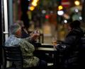 Bild: Frank Augstein
Gäste vor einem Pub in Liverpool. Foto: Frank Augstein/AP/dpa