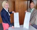 Bild: Stadt Weiden/Pressestelle
Kreiswahlleiterin Nicole Hammerl und ihr Stellvertreter Reinhold Gailer stellen den Stimmzettel im Wahlkreis 235 Weiden für die Bundestagswahl vor.