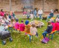 Bild: Hans Walter/exb
Eltern und Kinder lauschten den Lagerfeuergeschichten im Pfarrhof in Kastl.