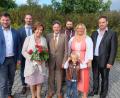 Bild: ohr
Margret und Konrad Mauderer (Bildmitte) feierten mit ihren drei Söhnen (hinten von links) Kilian, Philipp und Fabian (rechts) mit Ehegattin Kerstin und Sohn Felix die Goldene Hochzeit. Bürgermeister Peter Neumeier (links) überbrachte die Glückwünsche für den Markt Schwarzenfeld.