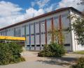 Bild: gi
Zum Nulltarif wird die Grundschule Moosbach mit Lüftungsgeräten ausgestattet um die Corona-Pandemie einzudämmen. Glück für die Kinder, denn nur durch den Staatszuschuss und die Spende eines örtlichen Vereins können sie geschützt werden.