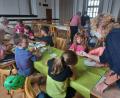 Bild: Sophie Köstler/exb
Beim Ferienprogramm des Frauenbundes durften die Kinder Seifen herstellen. Unterstützt wurde die Aktion von Lisa Rieger.