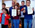 Bild: R. Kreuzer
Über die Platzierungen bei der Vereinsmeisterschaft der Kinder freuen sich (von links) Simon Hanweck (zweiter Platz), Max Gradl (erster Platz), Michael Arnold (Trainer), Laura Sprah, Simon Biebel (dritter Platz) und Hannes Braun.
