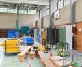 Bild: Gabi Schönberger
Die Sanierung der Dreifachturnhalle am Neustädter Gymnasium sollte eigentlich bereits seit April laufen. Pandemiebegingt kommt es allerdings zu Verzögerungen, so das bisher nur Demontagearbeiten und einige Vorbereitungen möglich gewesen sind.