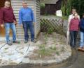 Bild: twg
OGV-Vorsitzender Markus Fenzl (Zweiter von links) mit seinen fleißigen Helfern bei der Pflanzaktion, unter anderem Zweite Vorsitzende Eva-Maria Panzer (rechts).