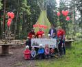 Bild: Sven Lehner/exb
Einrichtungsleiterin Kathrin Götzl (rechts) und BRK-Kreisgeschäftsführer Holger Schedl (Vierter von rechts) mit den Kindern und Mitarbeiterinnen im Waldkindergarten „Die Waldfüchse“ an ihrem ersten Tag unter der Trägerschaft des BRK.