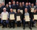 Bild: rab
Die Feuerwehr Ebersbach ehrt langjährige Mitglieder und wählte einen Vize-Vorsitzenden (sitzend, von links): Karl Reuschl, Emmeran Rösch, Georg Seebauer, Josef Lindner und Richard Neiswirth; stehend (von links): Vorsitzender Manuel Lindner, Kreisbrandmeister Michael Iberer, Schriftführerin Kerstin Mägerl, Kreisbrandinspektor Christof Strobl, Kassenverwalterin Karin Dotzler, Zweiter Bürgermeister Thorsten Grädler, Matthias Bauer, Norbert Reuschl, Maria Lindner, Christian Rösch, Zweiter Kommandant Andreas Zwack, Joachim Zwack, Josef Weiß, scheidender Zweiter Vorsitzender Richard Weiß und sein Nachfolger Andreas Weiß sowie Kommandant Wolfgang Rösch.