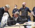 Bild: Gabi Schönberger
Die angeklagte 22-Jährige spricht im Gerichtssaal mit ihren Anwälten. Sie muss ins Gefängnis.
