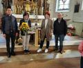 Bild: hzi
Gerlinde Stopfer wird von Pater Samuel Patton, Marion Eschenweck und Kirchenpfleger Georg Schraml verabschiedet.