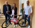 Bild: Stadt Weiden/exb
Gewinnerin Elena Heimerl nimmt ihren Gewinn von Bürgermeister Lothar Höher (links) und Sportbeauftragtem Christian Meiler entgegen.