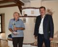 Bild: Stadt Schönsee/exb
Karl Winter (links) freute sich über die Glückwünsche der Stadt Schönsee, die Bürgermeister Reinhard Kreuzer überbrachte.