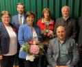 Bild: exb
Ein großes Dankeschön ging an Rudi Hauke (hinten, Zweiter von rechts und Peter Schwanitz (vorne, Zweiter von rechts) und ihre Frauen für die Arbeit im Gemeinderat. „Es war uns eine große Ehre“, sagten beide Geehrten zu ihrem Engagement.