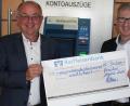 Bild: wfw
Der scheidende Vorstand Norbert Waldhauser (links) und sein Nachfolger Klaus Wild mit dem symbolischen Spendenscheck der Raiffeisenbank Hirschau über einen Betrag von 31 200 Euro.