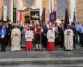 Bild: rha
Am 1. September, dem Fest des heiligen Ägidius, ehren elf Vereinsabordnungen den Vilsecker Kirchenpatron. Gemeinsam mit ihnen stellen sich Stadtpfarrer Pater Robin Xavier (vorn rechts) und Pfarrvikar Pater Jimmy Joseph (links) nach dem Festgottesdienst vor der Kirche auf.