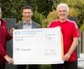 Bild: lst
Bayern-Fanclub-Präsident Gerhard Stadler (rechts) und Kassier Christian Haberkorn (links) überreichten HPZ-Vorstandsvorsitzenden Christian Stadler (Mitte) die Spende in Höhe von 1000 Euro.