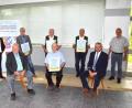 Bild: fjo
Reiner Bauer und Markus Bauriedl zeichnen Georg Lemberger, Josef Zant, Albert Fürnkäs, Joachim Hagen und Willibald Roauer (von rechts) mit Urkunden und Nadeln aus..
