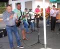Bild: wro
Mit einer Gesangseinlage überraschten Josef Zöllner (links), Gerhard Weber und Josef Daubenmerkl (von rechts). Im Hintergrund die Band „Viertakter“.