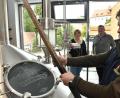 Bild: Petra Hartl
Elke und Armin Ertel als Besitzer der Brauerei Fuchsbeck brauchen ihrem Braumeister Sebastian Heuschneider auch im neuen Sudhaus nicht auf die Finger schauen – der gebürtige Bad Tölzer versteht sein Handwerk.