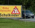 Symbolbild: Armin Weigel
Ein Transparent mit der Aufschrift „Bitte Vorsicht: Schulkinder!“ steht am Ortsrand von Neufahrn, um den Autofahren zu vermitteln, die Geschwindigkeit zu reduzieren.