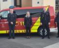 Bild: twg
Die Feuerwehr Lochau ist stolz auf ihren neuen Mannschaftstransportwagen und auf die verdienten Mitglieder (von links): Bürgermeister Hubert Kraus, Kommandant Nico Spörl, Zweiter Kommandant Andreas Heining, die Geehrten Manuel Heining, Alexander Schlicht, Michaela Bayerl, Maximilian Hampel, Zweiter Vorsitzender Tobias Würstl, Vorsitzender Andreas Heining und Kreisbrandinspektor Otto Braunreuther.