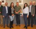 Bild: njn
Qualitäts-Scout Jan Lippke (Fünfter von links) mit (von links) Forstbetriebsleiter Norbert Zintl, Naturpark-Vorsitzendem Eberhard Freiherr von Gemmingen-Hornberg, stellvertretendem Landrat Alfred Scheidler, Projektmanagerin Elisabeth Waldeck von der Steinwald-Allianz sowie Bürgermeisterin Margit Bayer, Bürgermeister Johannes Reger, Geschäftsleiter Thomas Weiß (Wiesau), Naturparkgeschäftsführer Ernst Tippmann und Bürgermeister Wolfgang Braun.