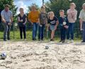 Bild: nza
Bei einem herrlichen Ferientag spielte der CSU-Ortsverband mit Andreas Heinz (links), Birgit Böll (Dritte von links) und Reinhard Naber (rechts) spannende Boule-Partien mit den Ferienkindern.