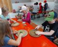 Bild: Sophie Köstler/exb
Beim Ferienprogramm des Obst- und Gartenbauvereins sammelten die Kinder verschiedene Kräuter und verarbeiteten sie zu einem Brotaufstrich.