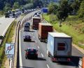 Bild: Hösamer
Zwischen Schwandorf-Mitte (Bild) und Schwandorf-Süd werden alle Fahrspuren auf eine Fahrbahn gelegt. Am Freitagmittag waren die Spuren Richtung Süden schon eingerichtet.