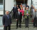 Bild: adj
Vorsitzender Georg Stahl (vorne, Zweiter von rechts) und der neue Vorstand der Senioren-Union, Kreisverband Neustadt/WN. Landtagsangeordneter Stephan Oetzinger (Mitte, links) gratulierte.