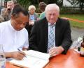 Bild: Verwaltungsgemeinschaft Nabburg / exb
Während der Feier trug sich der scheidende Pfarrer Cyprian Anyanwu ins Goldene Buch der Gemeinde Guteneck ein.