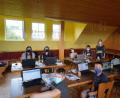 Bild: Sebastian Bötzl/exb
Jugendbeauftragte Franziska Maier (stehend) führte die Kinder in die Grundzüge des Programmierens ein.