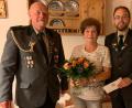 Bild: Kristin Schraml/exb
Zum 75. Geburtstag erhielt Traudl Huttmann unter anderem Glückwünsche von René Bauer (links) und Andreas Popp von der Schützengesellschaft Hackelstein Fuchsmühl.