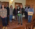 Bild: jr
Eine stattliche Spendensumme schüttete das Katholische Landvolk Wernersreuth aus. Im Bild (von links) Zweite Vorsitzende Petra Fröhlich, Pfarrer George Parankimalil, Maria Meyer (Leiterin Bastelgruppe), Vorsitzende Brigitte Meyer, Bürgermeister Klaus Meyer, Johanna Schirdewahn (Asante e.V.), Holger Hassel (SOS-Kinderdorf Immenreuth), Gerhard Wildgans (Rumänienhilfe) und Manfred Kellner (Landvolk-Hilfsprojekt Senegal).