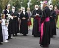 Bild: sck
Vor der Mutterhauskirche erwarten (von links) Schwester M. Hannah, Kreuzträgerin Lena Maier, Schwester M. Esther, Generaloberin Mutter Anežka Bednarová, Provinzoberin M. Lucilla Hauser und der Hausgeistliche, Monsignore Karl Ellmann, den Bamberger Erzbischof Ludwig Schick.